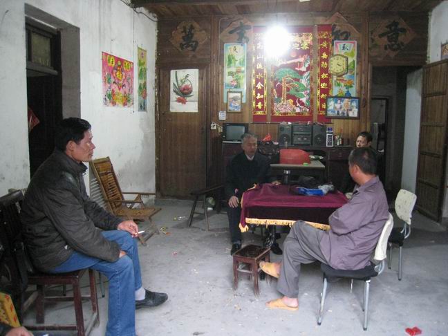 鄂赣两地宗亲在高岭汪炎发家亲切交谈