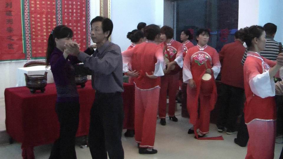 整个晚会精彩纷呈,欢声不断,歌声嘹亮,舞姿婆娑