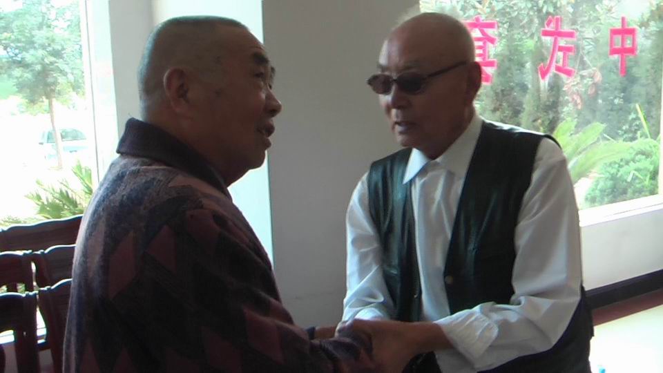 两位八十多岁的老人仙桃汪开榜和汉阳汪敦武,双手握在一起久久不放