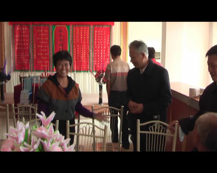 画面中笑容可掬的是新会长汪宏慈先生的夫人