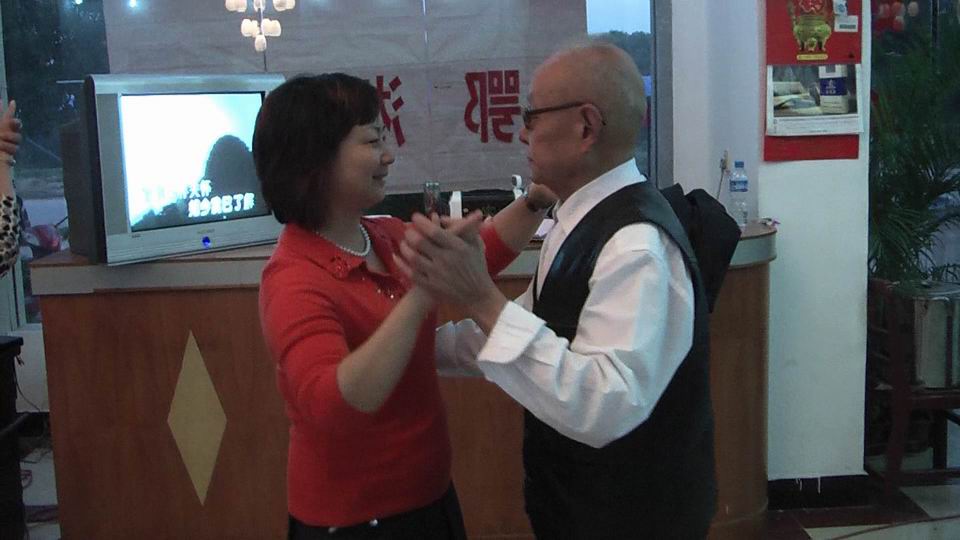 联欢晚会开始,老大房副会长汪宏芳首先邀请老团长汪开榜跳起舞来