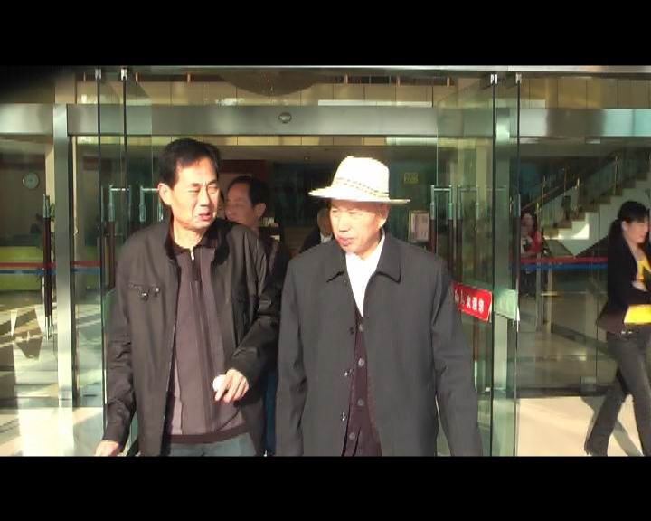 贵宾们离开度假村去往会埸