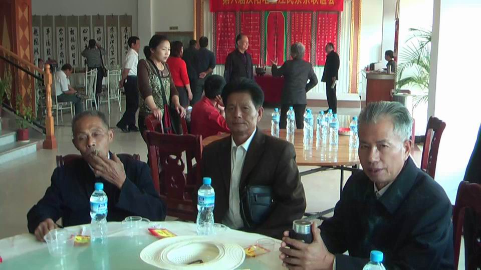 宗亲们亲切交谈