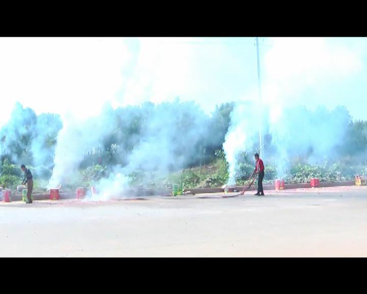 大会开始,鞭炮震天