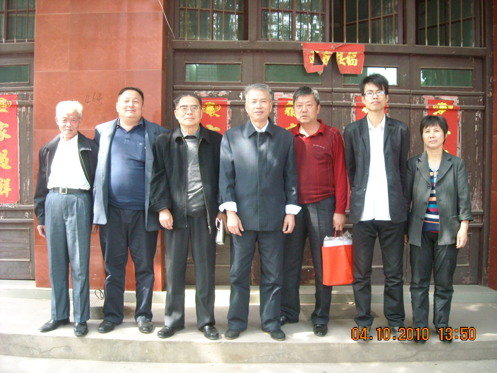 与振亮一家、振耀、新任会长汪宏慈在亮公门前合影