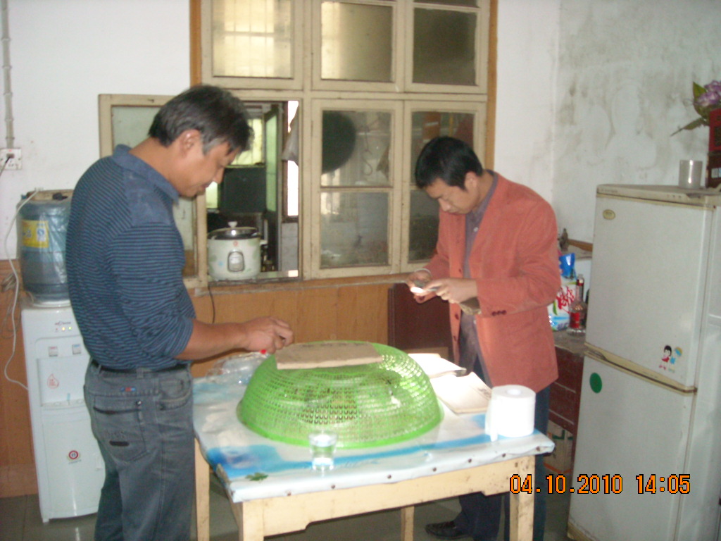 亮公长子鹏飞正在给家谱拍照