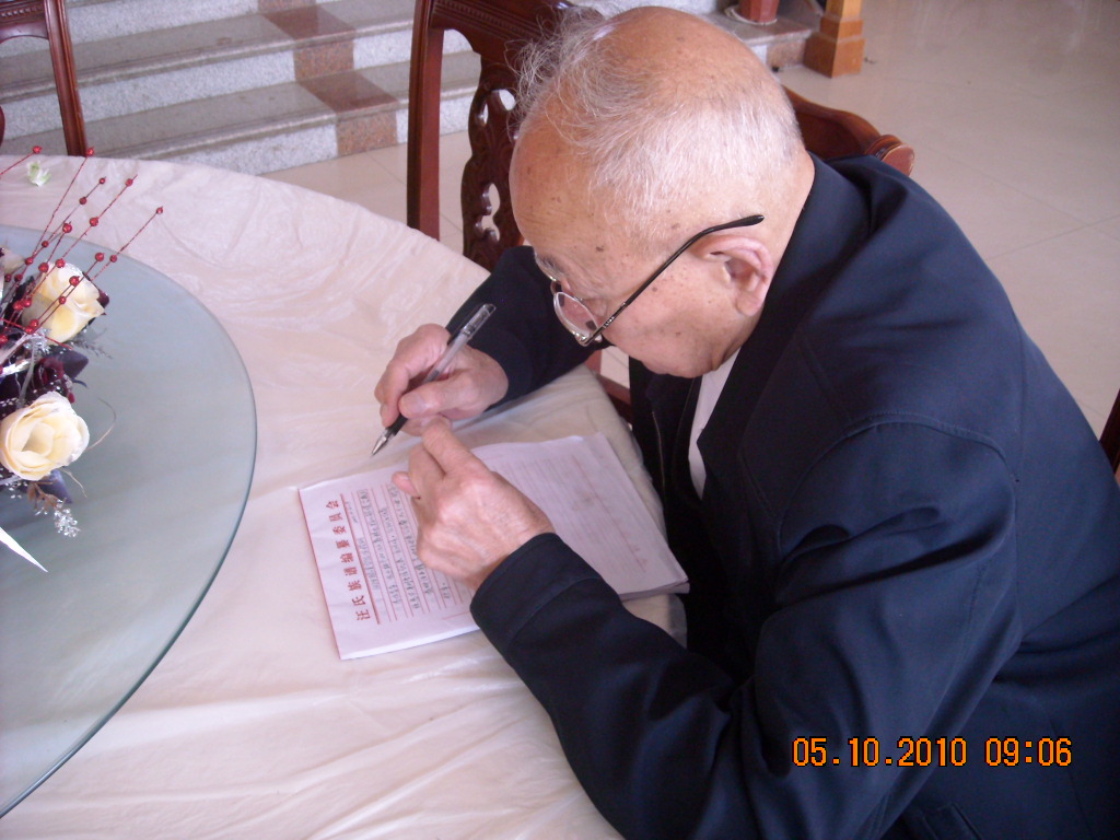 白发苍苍老首长在写发言稿