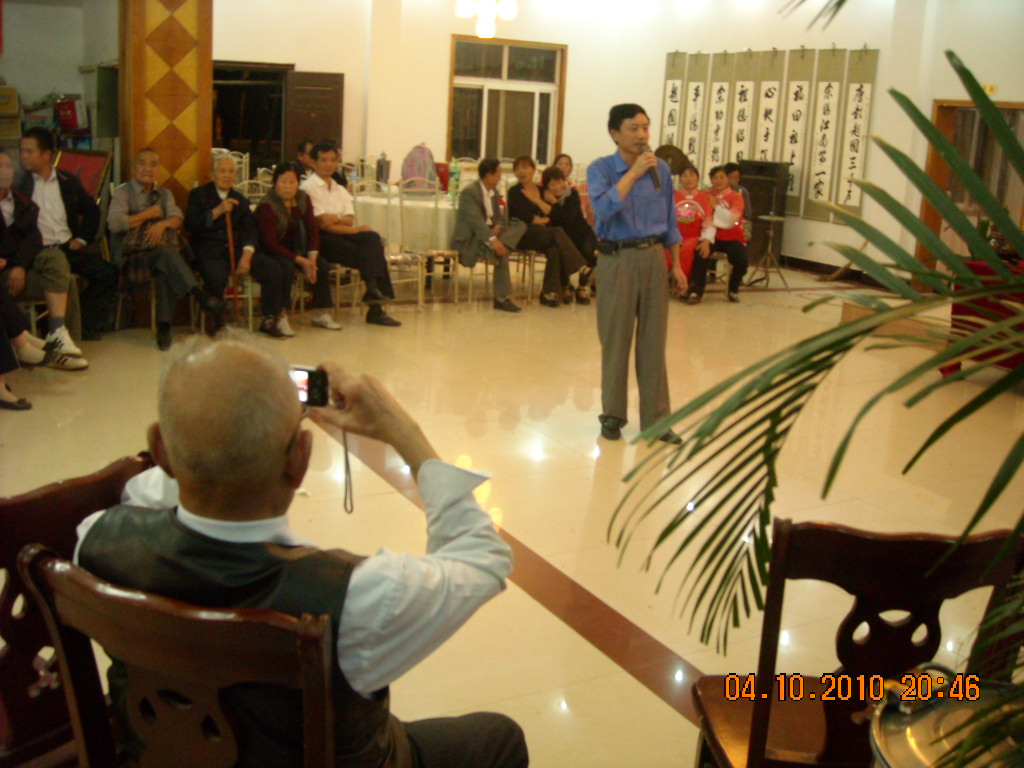 湖南宗亲汪双杰一首[神奇九寨]把晚会推向高潮老开榜先生为他拍照留影