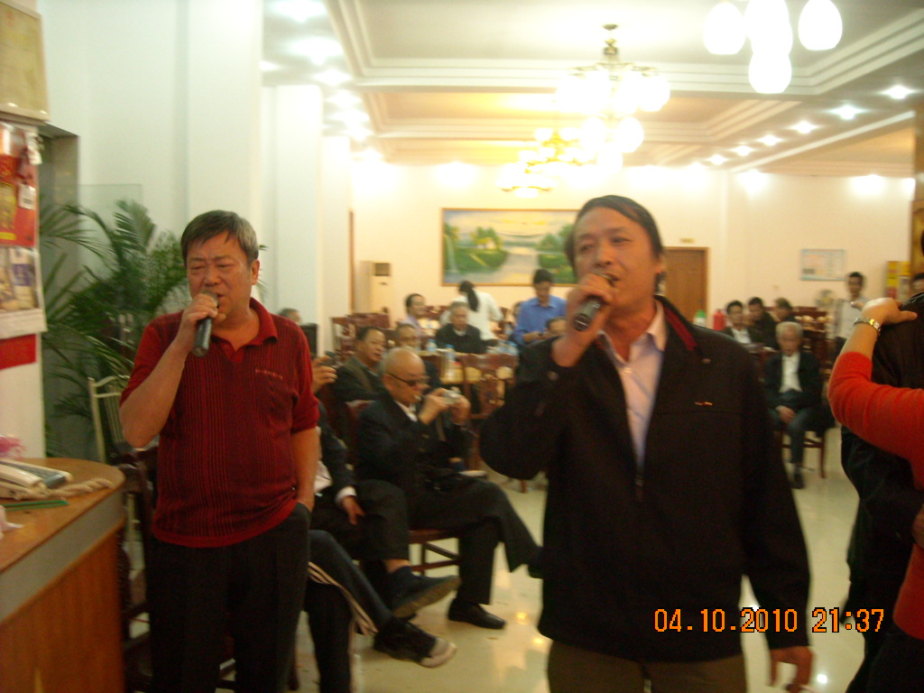 汪家会长一曲[难望今霄]结束晚会