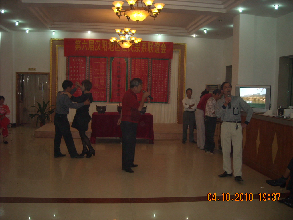 会长与汪家姑爷共唱北国之春