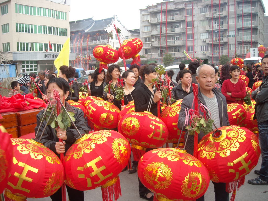 大会进行十点钟结束游行开始