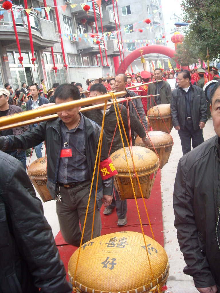 像过大喜事一样挑着礼品