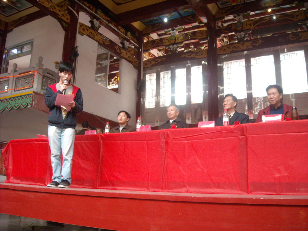 年轻汪氏小伙子用一口标准话介绍主席就坐嘉宾