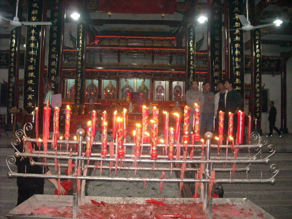 夜深了祠堂里灯火通明