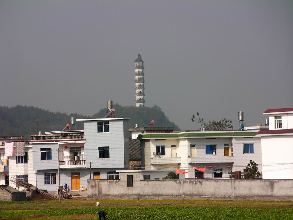 村口见塔.JPG