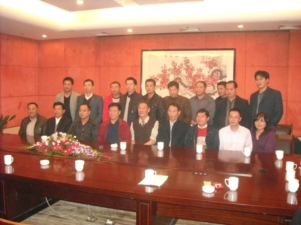 左一筹备组长汪承忠[92世爽公后裔]、中汪江淮少将、右一汪承兴会长