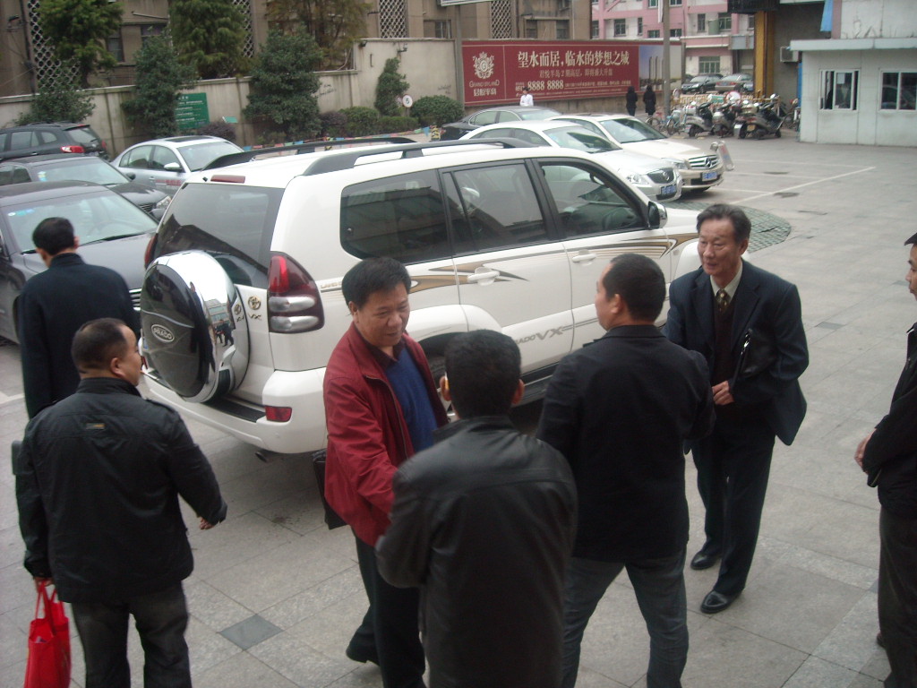 19日下午二位会长受上海创业本家汪震邀请，去上海考察汪氏企业！