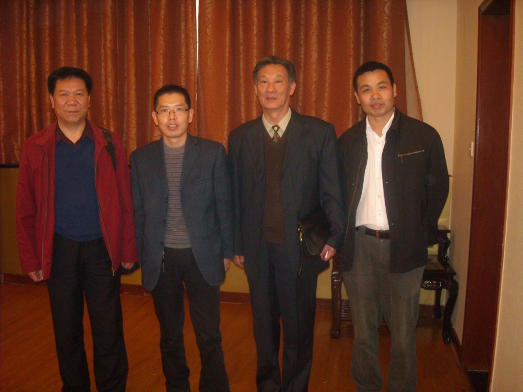 浙江永嘉本家汪益华现任江苏张家港[家家利]董事长，右一当场表示先捐资二万元修茸汪王墓，得到二位将军好评