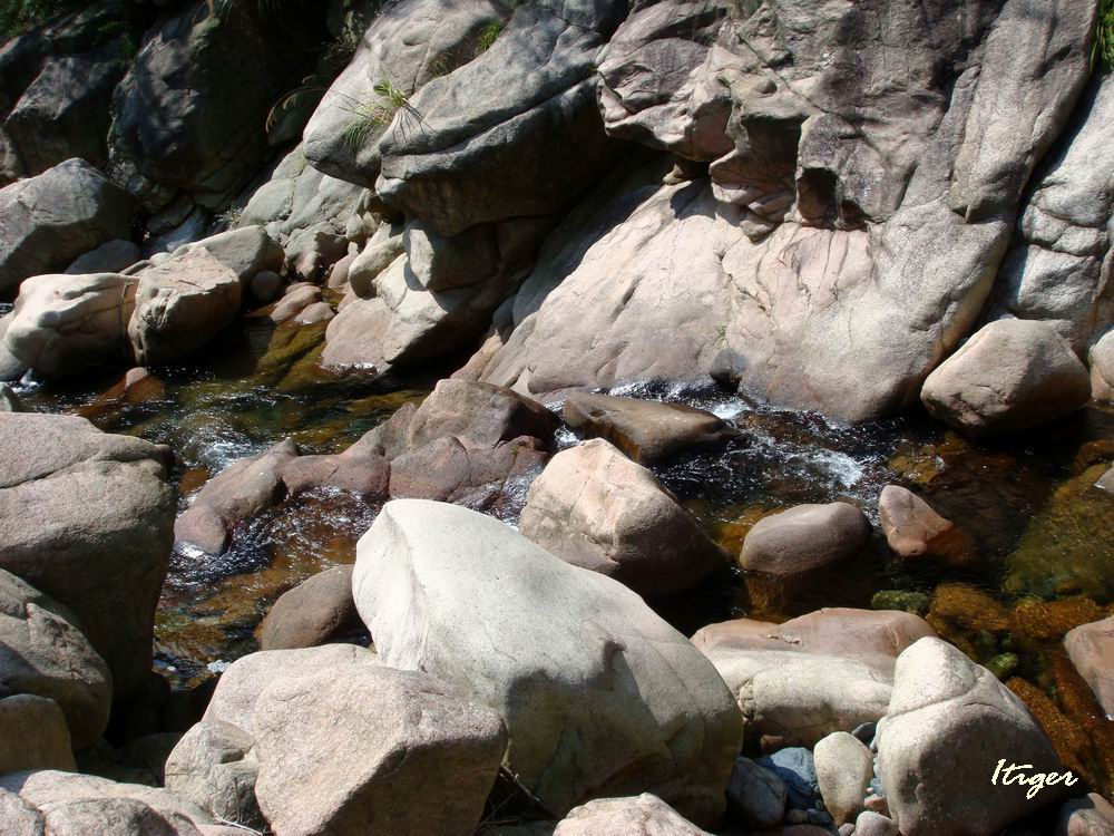 峡谷石阵.JPG