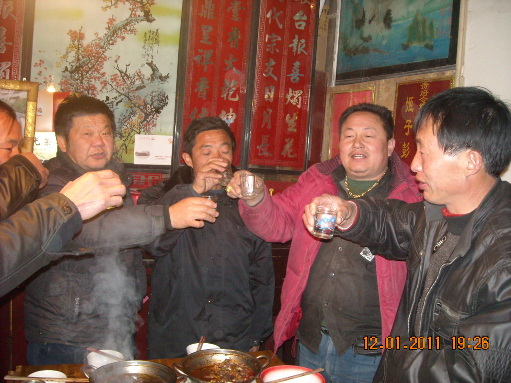 我几位好同学陪我喝生日快乐酒