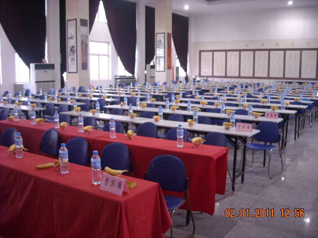会场各位宗亲就座席水果矿泉水