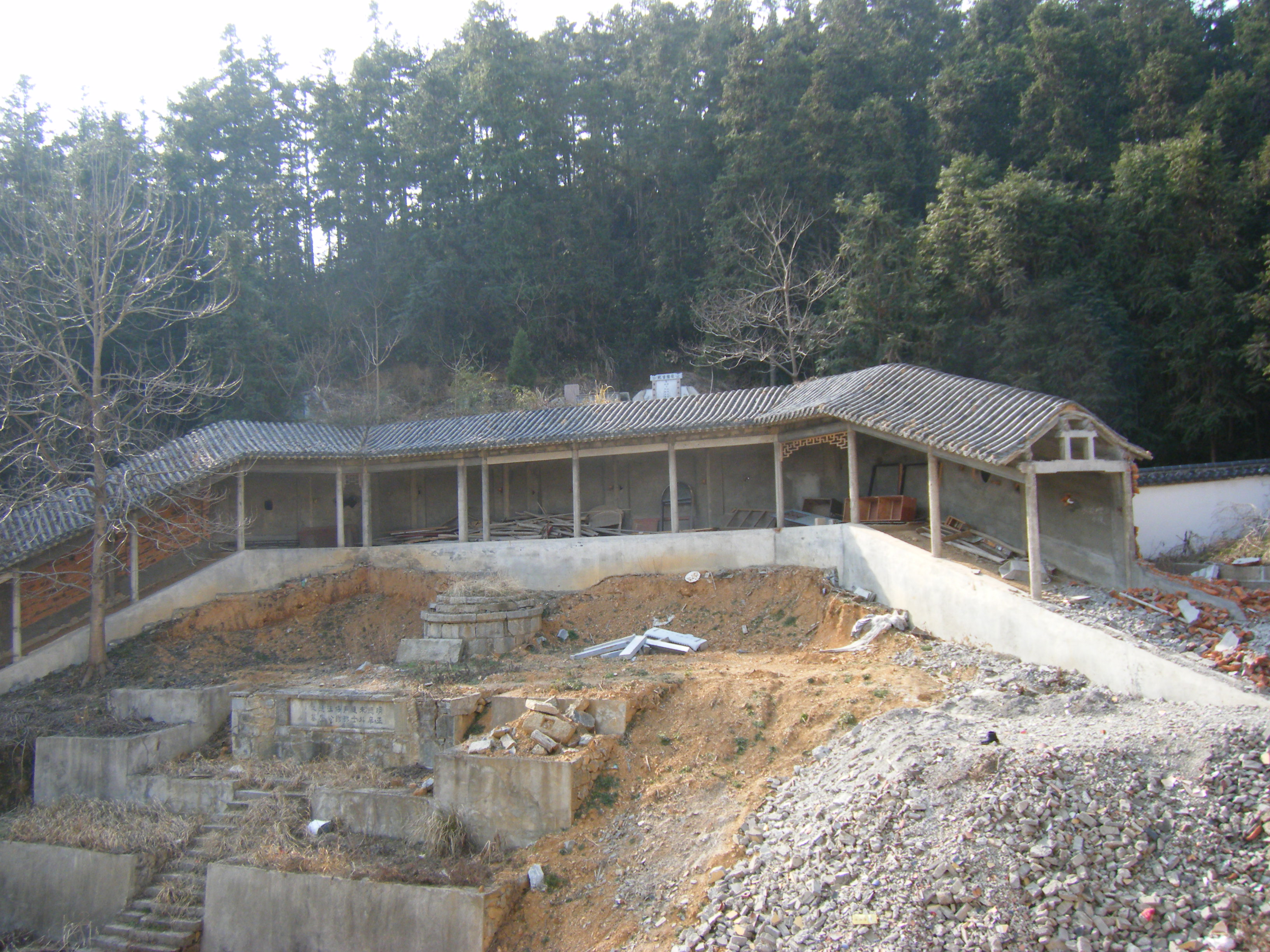 墓地后半部 (长廊圈下 圆形石冢)