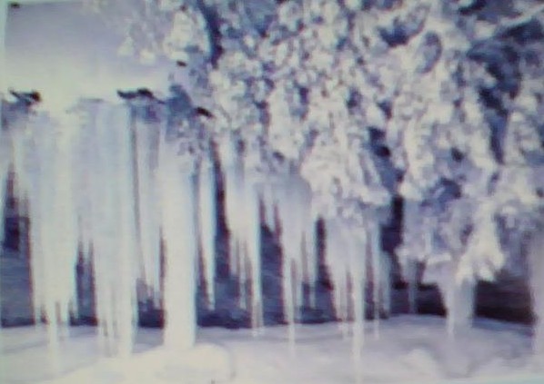 图片：冰挂如瀑