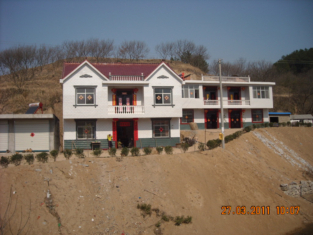 县里面今年按排二户我们温总理没有进屋被当地群众传为佳话