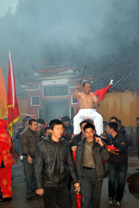 坐在三把刀刀尖上