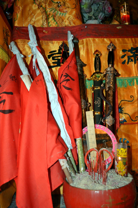 待神出巡的宝剑和令旗