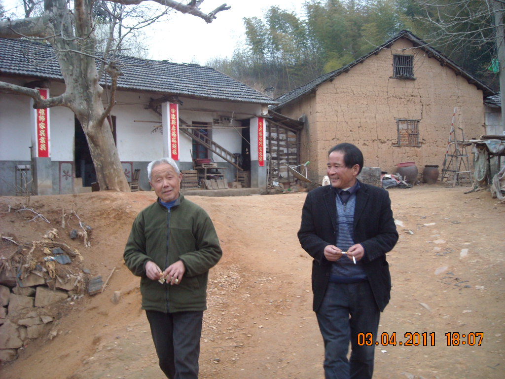 在深山汪学林[89世]老人我已十几年没见了-----这本[天下汪氏]发行我送他老人家一本，他好高兴那送我头毛都