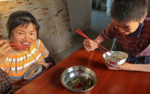 5月18日，汪舒生和妈妈在一起吃晚饭