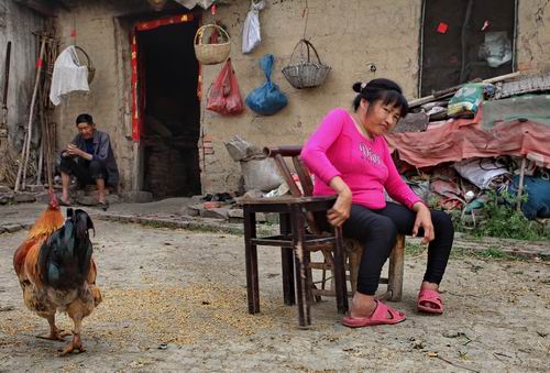 汪舒生的母亲穆其荣在家门口艰难地行走