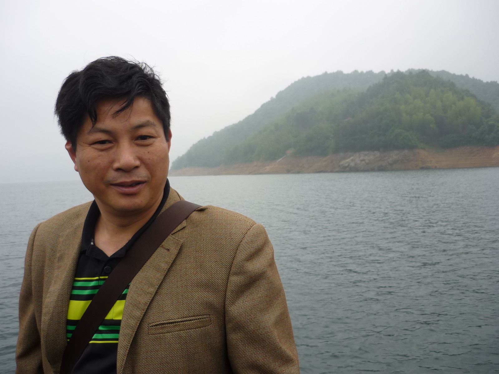 江苏吴江丝绸公司董事长汪宽先生