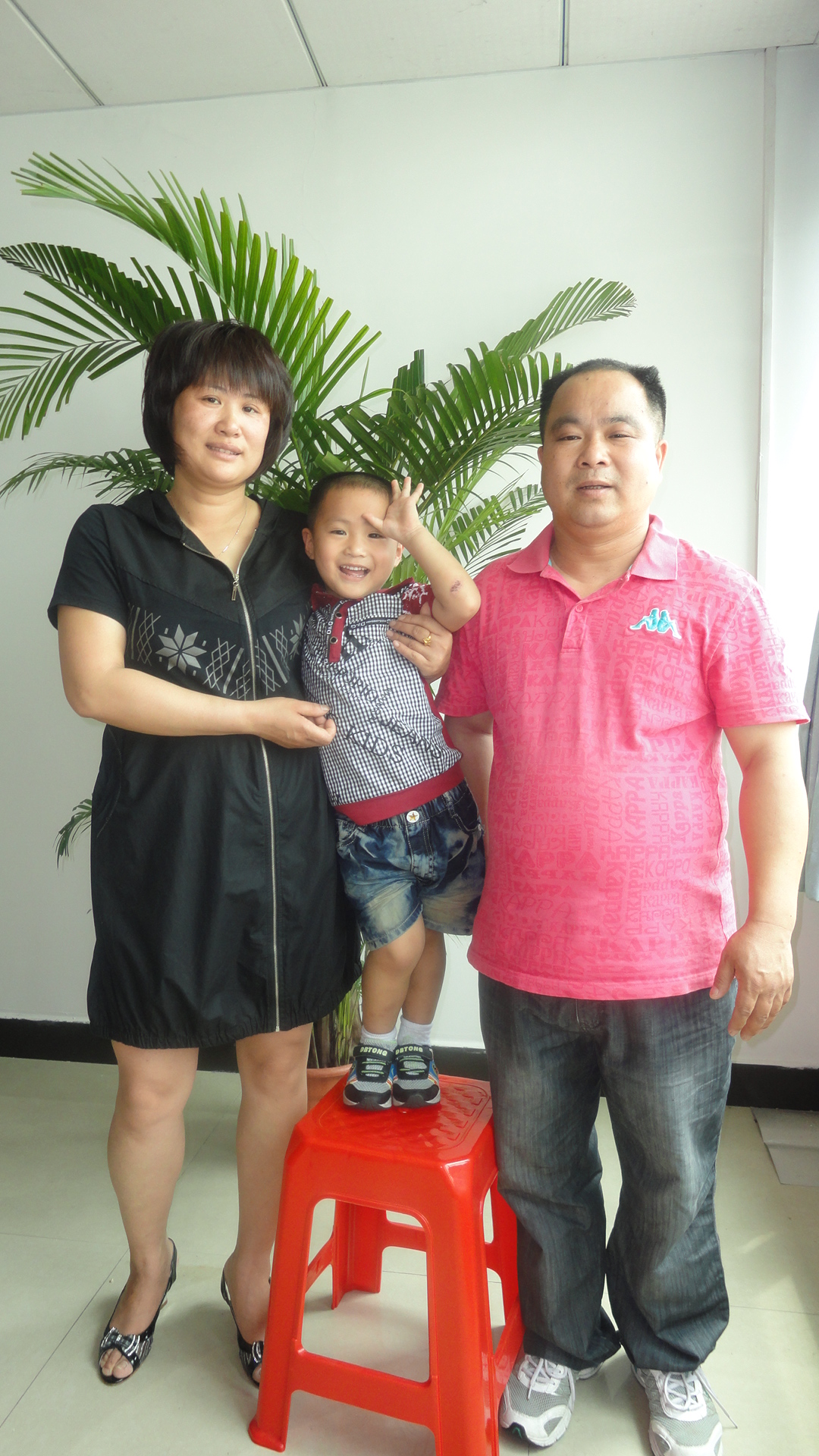 承忠会长与小儿夫人在广东