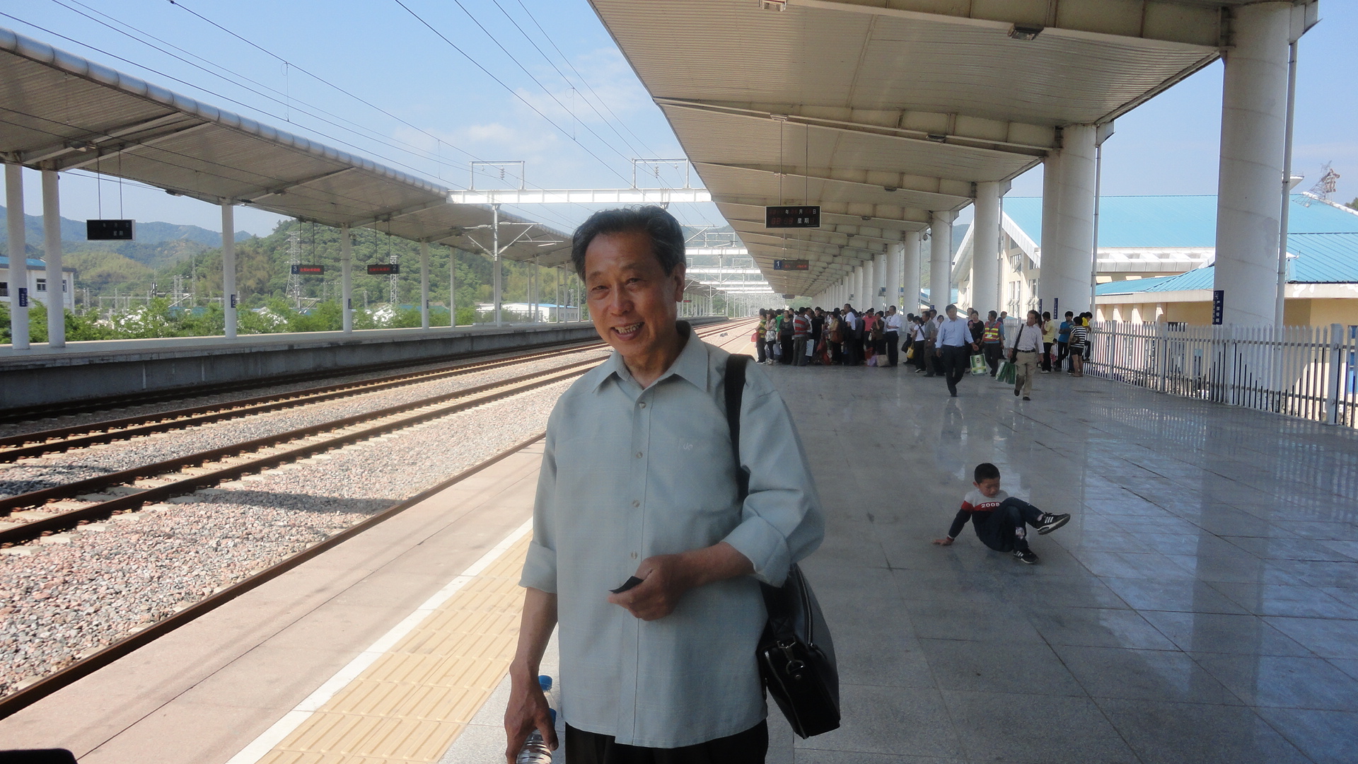 71岁光福会长9日早上从金寨坐动车到合肥