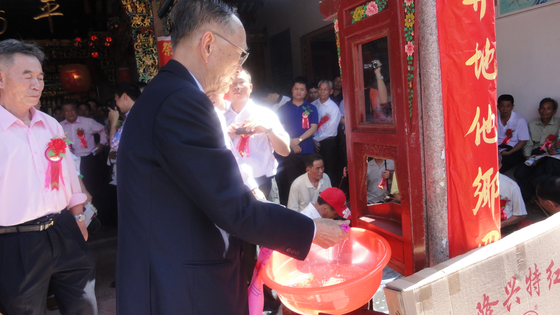 泰国汪文盛老人净手拜祖