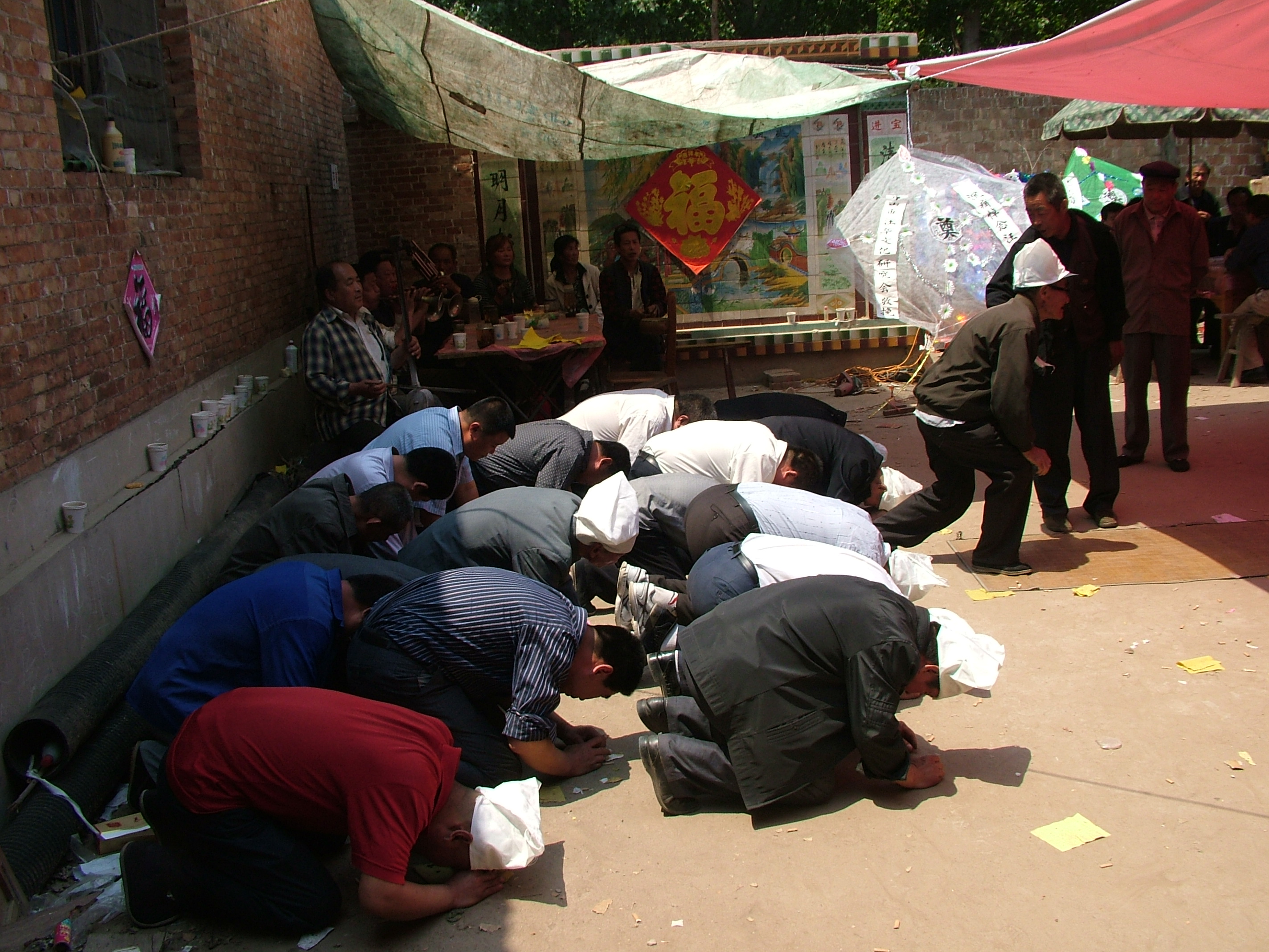 前来叩拜的亲戚，如果人数众多，就由一位最长者在前面行礼，其他的人跪拜在后面。几千年了，山东丧葬仪式，