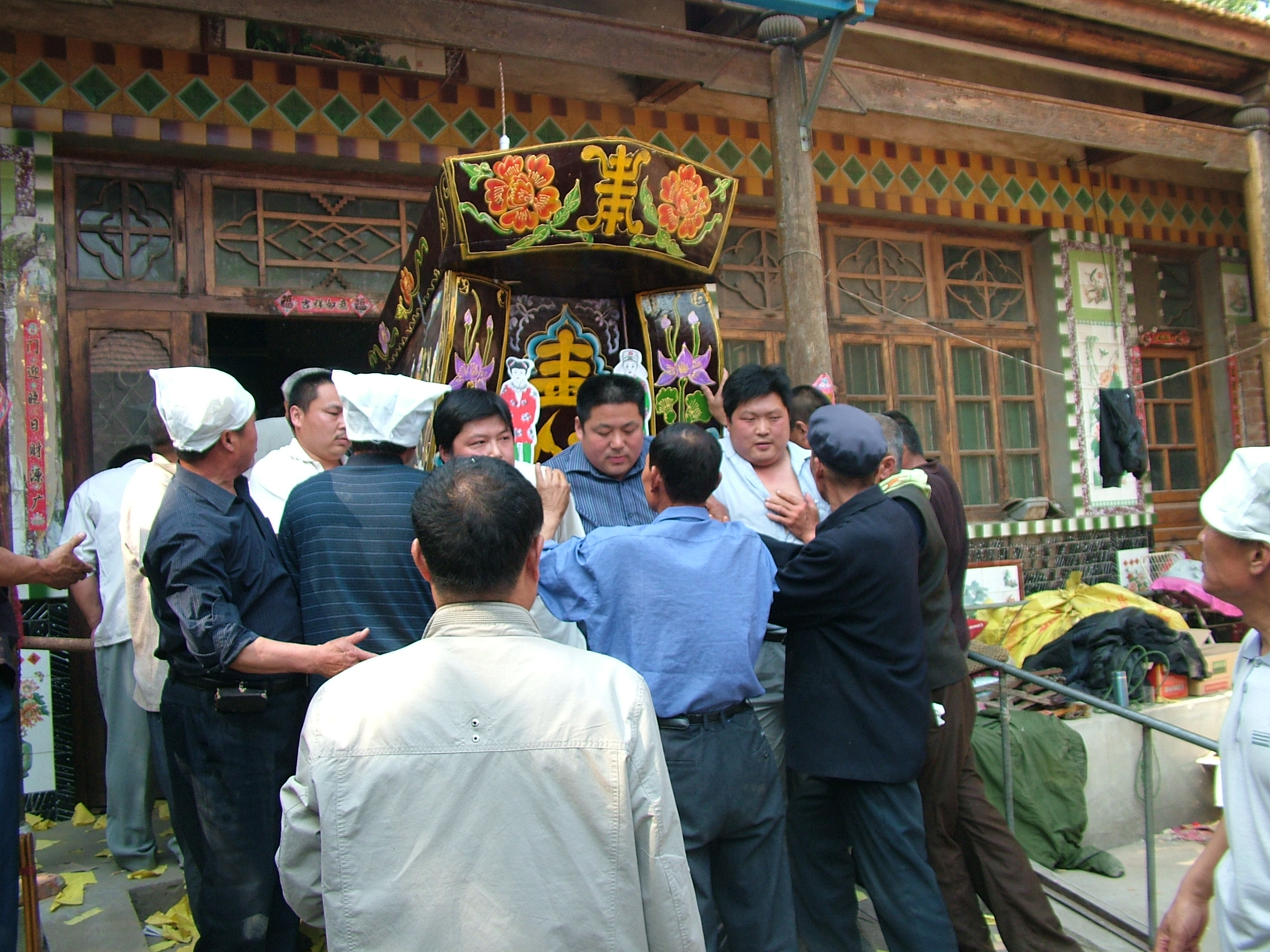 抬棺的人，并不都是汪家人，大多是乡邻。老八爷生前待人可好了。人们把老八爷抬的很平稳，那么沉重的棺材，