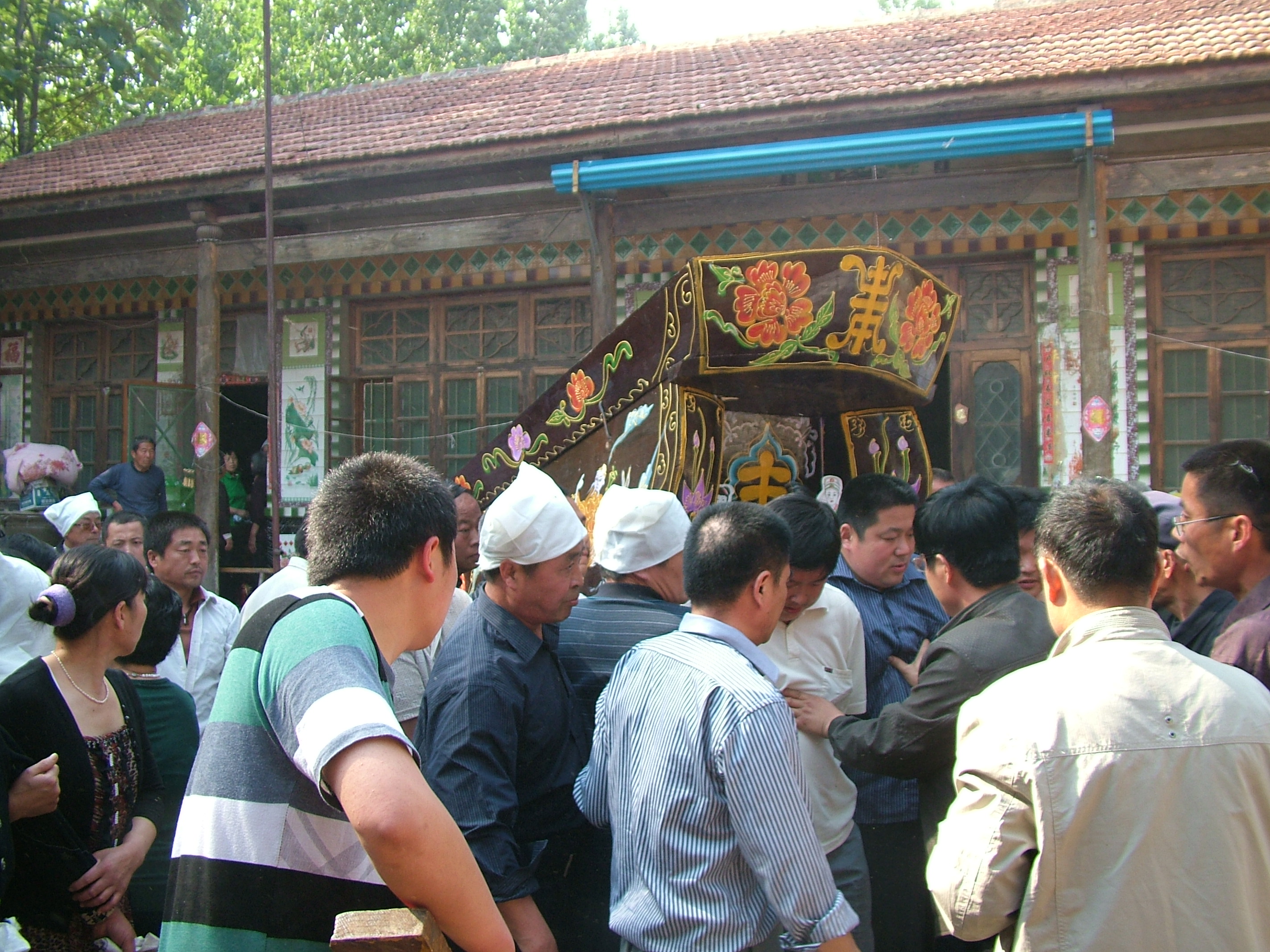 灵柩走出家门。