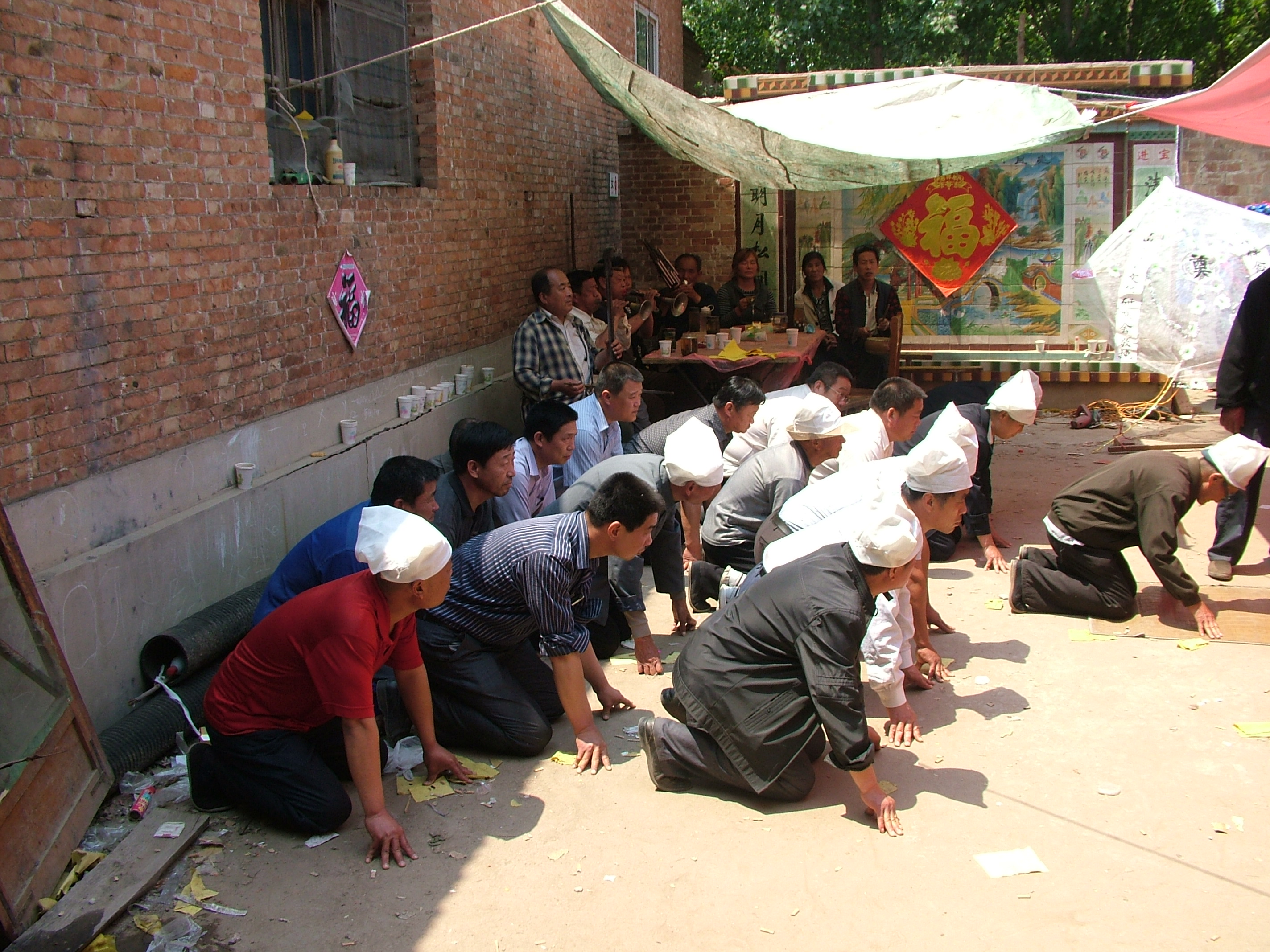 行叩拜大礼的亲戚