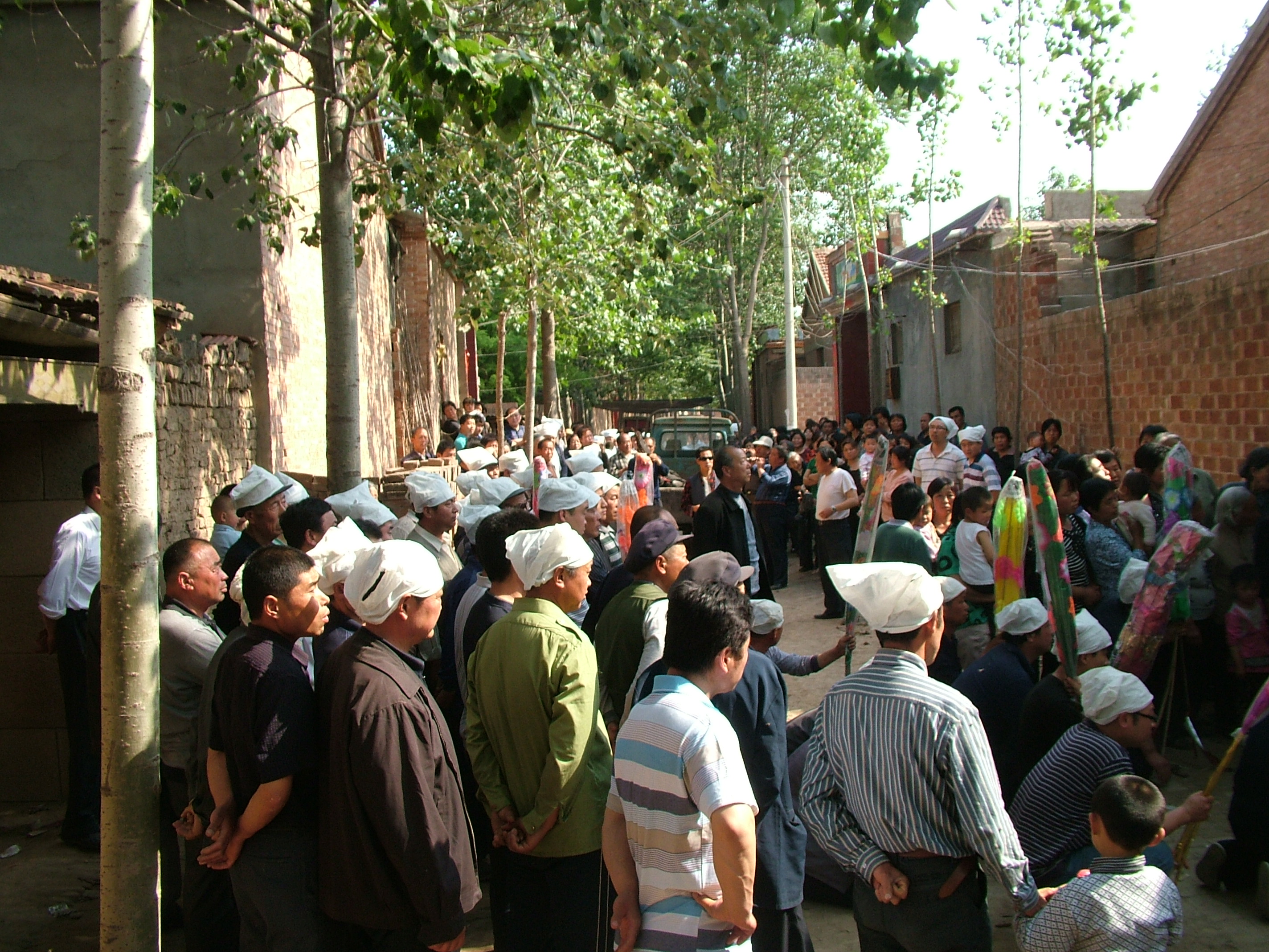 灵堂外的人们。