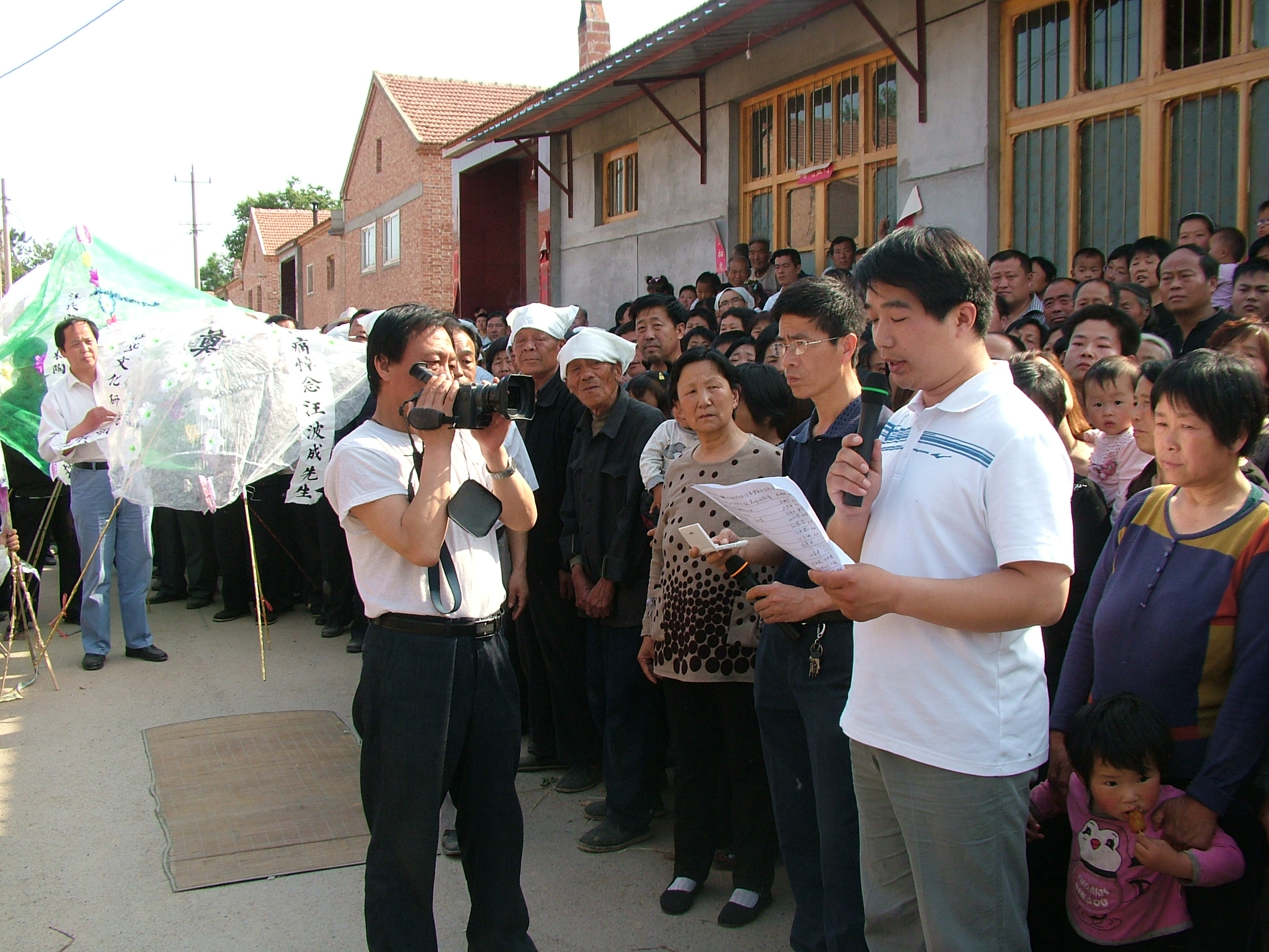 临清电视台主持人，汪建禄主持仪式。