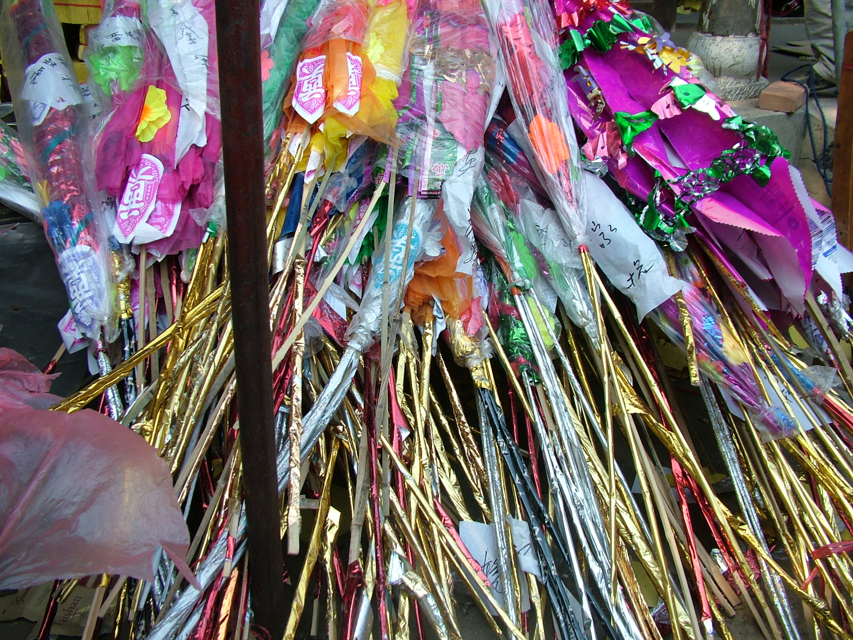 花圈实在太多了，没有地方摆放了，只能摞在一起了。不过，大家的心情，老八爷一定收到了。