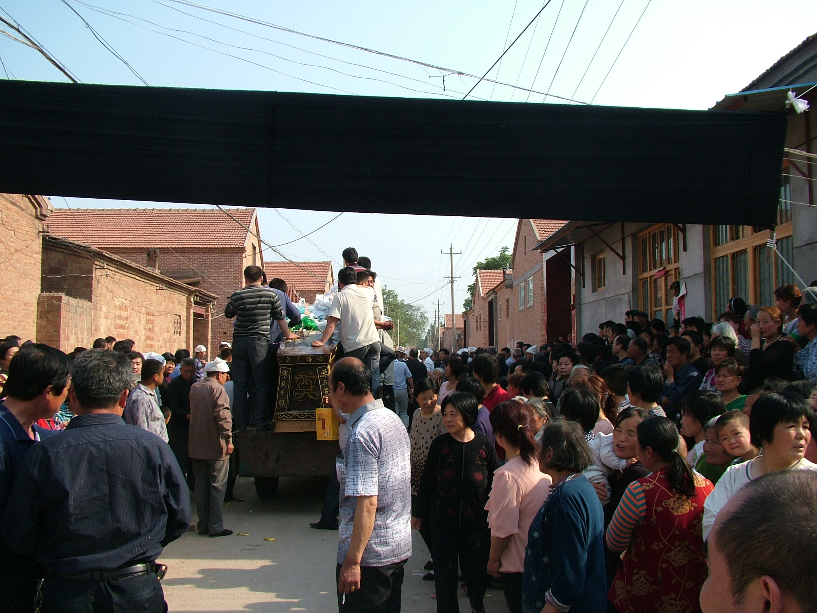 灵车慢慢驶去。