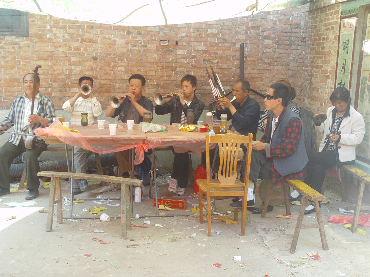 灵堂前的吹唱班