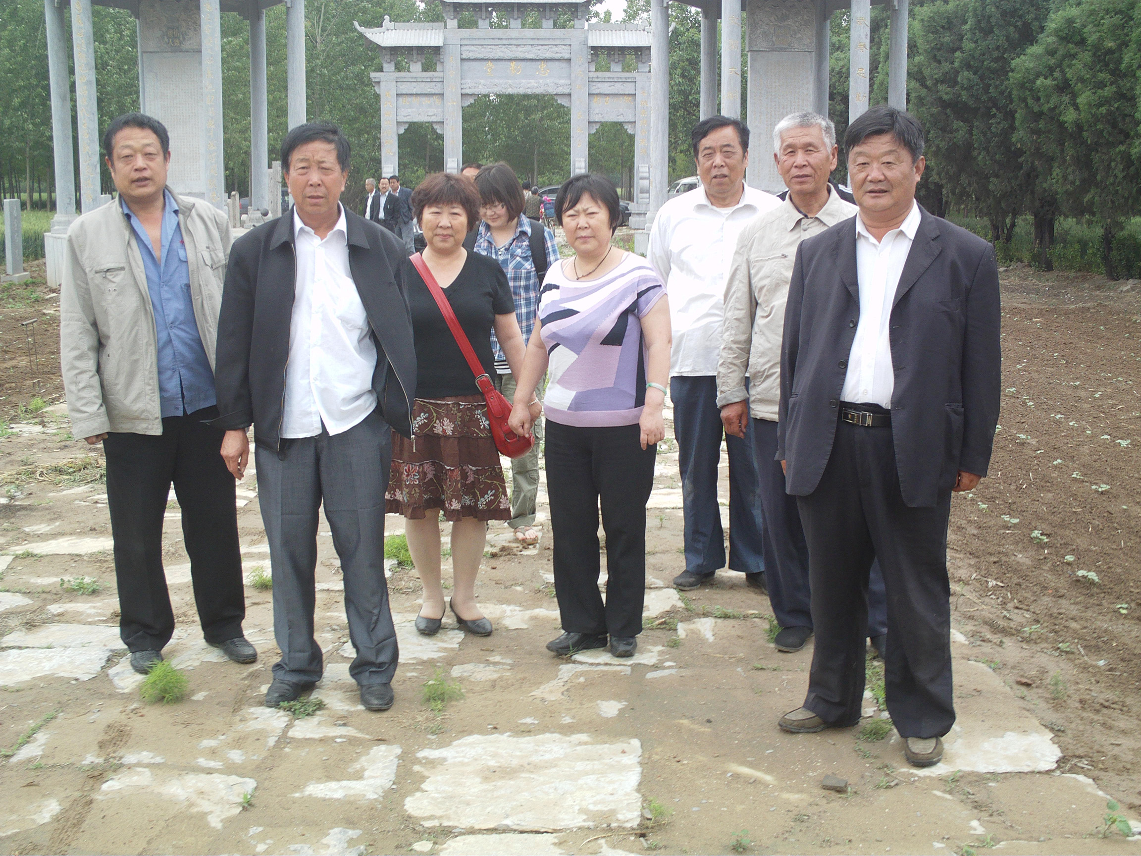 杭玲姐妹和女儿和家人的合影，最左边的就是守护文化园的本家，多年来，他总是默默无闻！