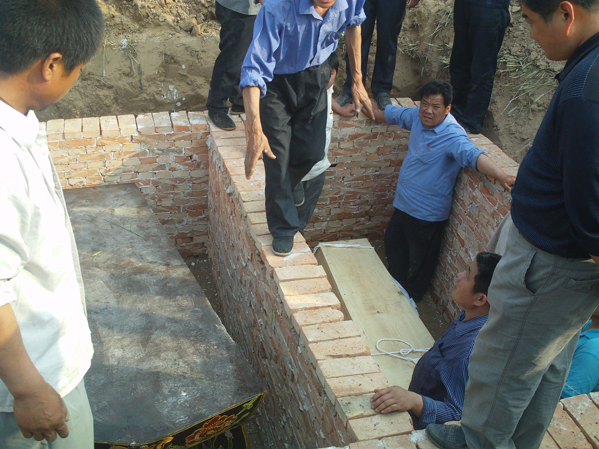 遗照传统习俗，老八奶奶的遗骨和老八爷爷合葬了。这样，老八爷就不会孤单了。老八爷为家族做出的贡献，忠勤