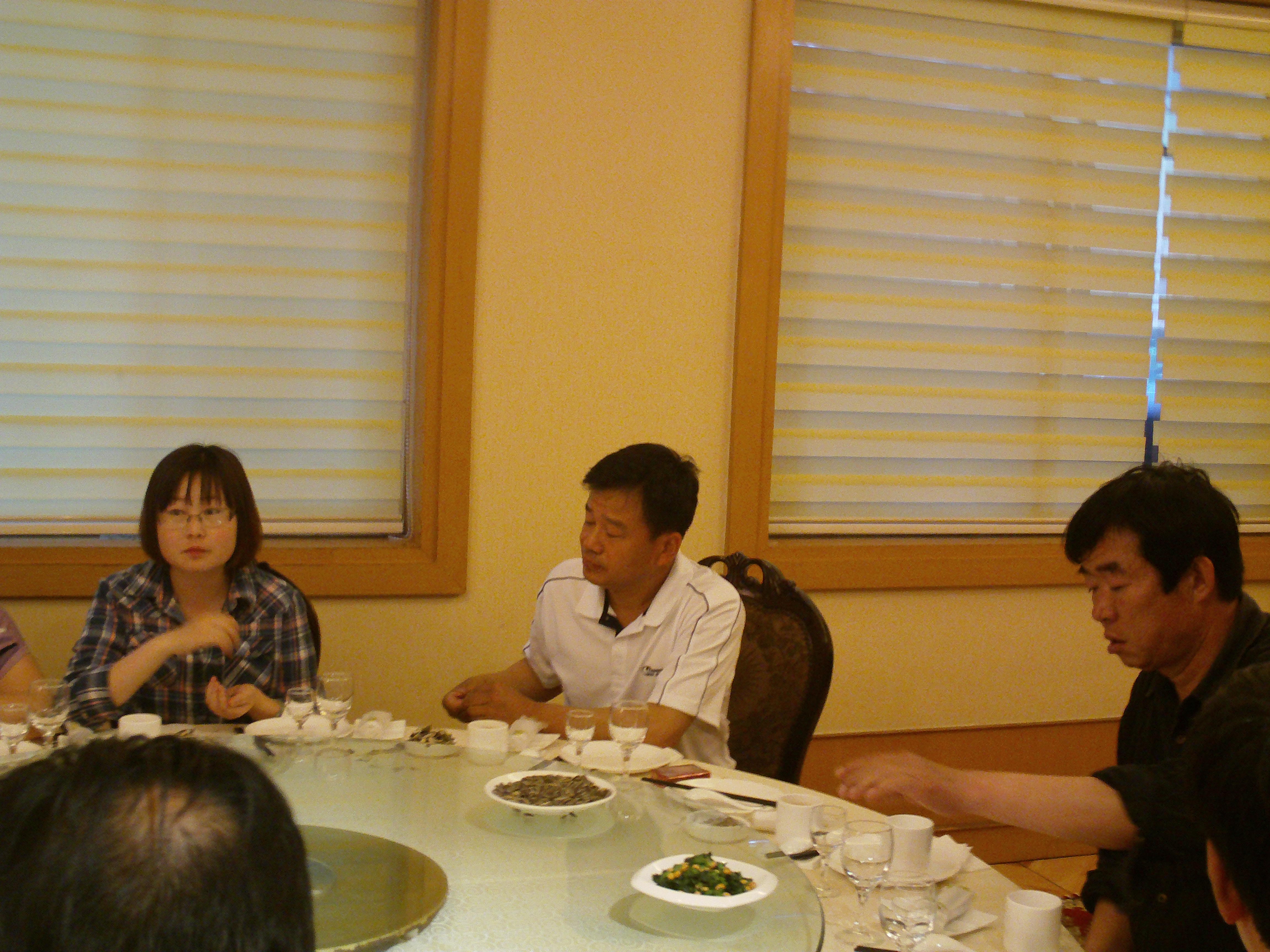 丫头右边的是市国土局局长汪世平，右边就是两会的副会长汪廉举了。