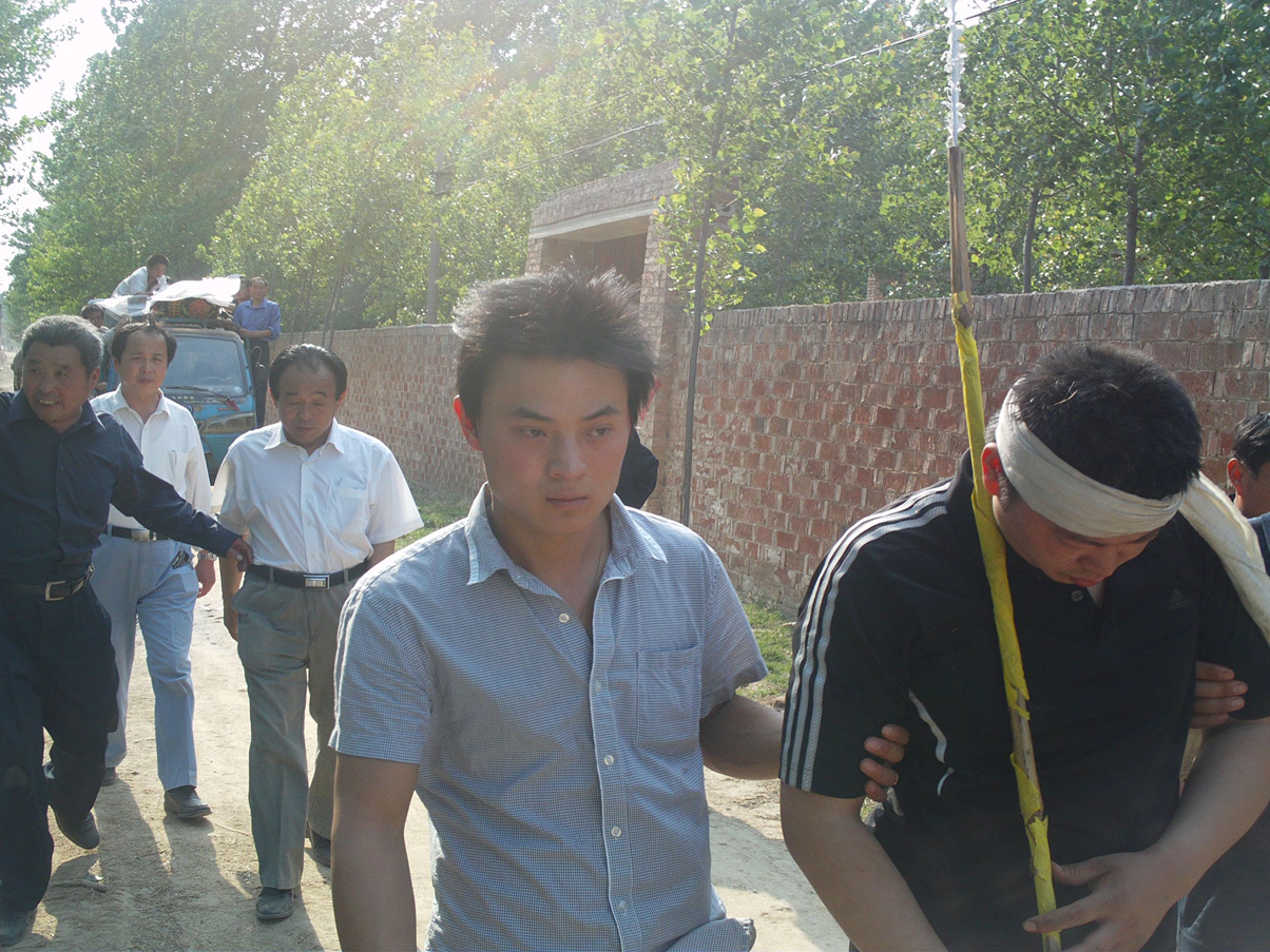 送往墓地的路上